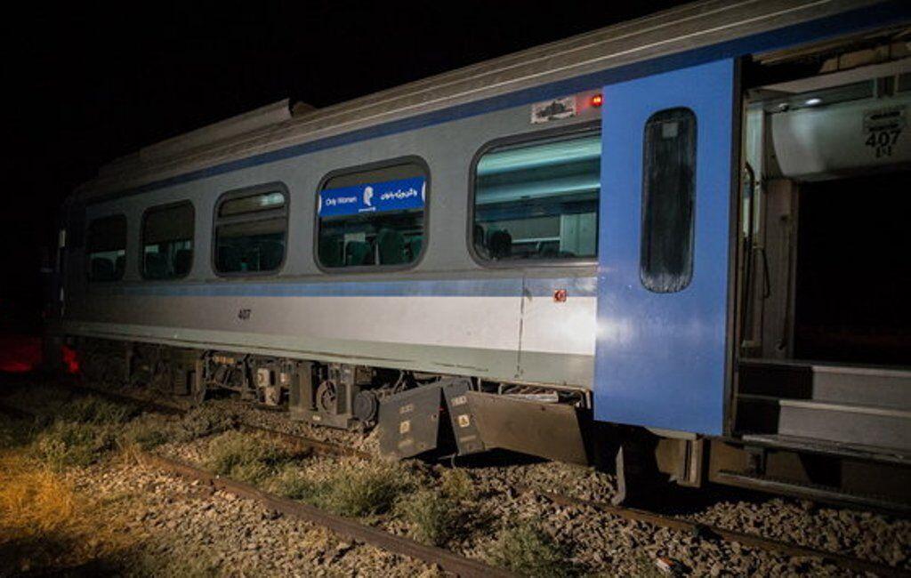 خبرنگاران درمان سرپایی مصدومان حادثه خروج قطار از ریل در پرند