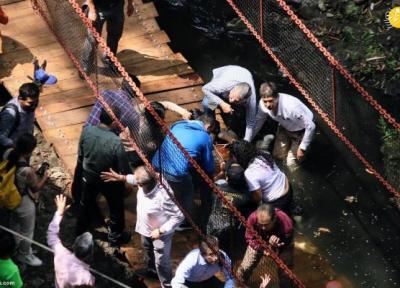 فروریختن پل معلق در روز افتتاح؛ سقوط شهردار و 25 نفر!